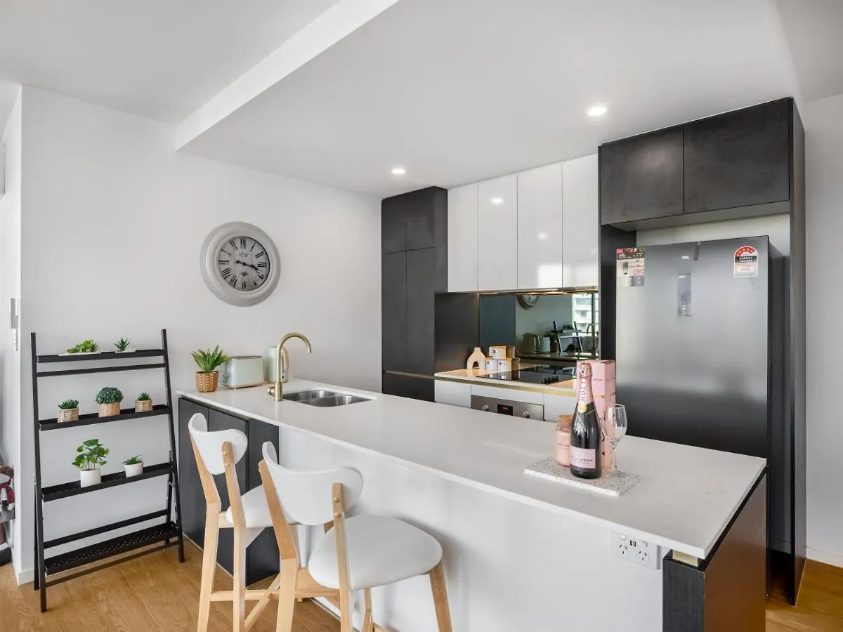 Riverside 2Br Delicate Apt Gold Coast Apartment